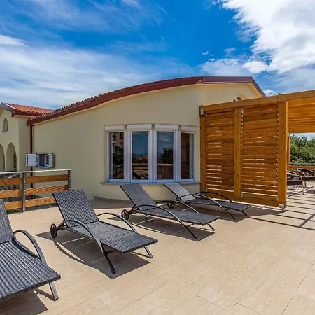 Casa de Férias Beautiful In With Wifi Šmrika